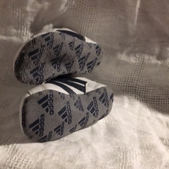 EUC Baby adidas size 2 so cute!!!! - Picture 4 of 5